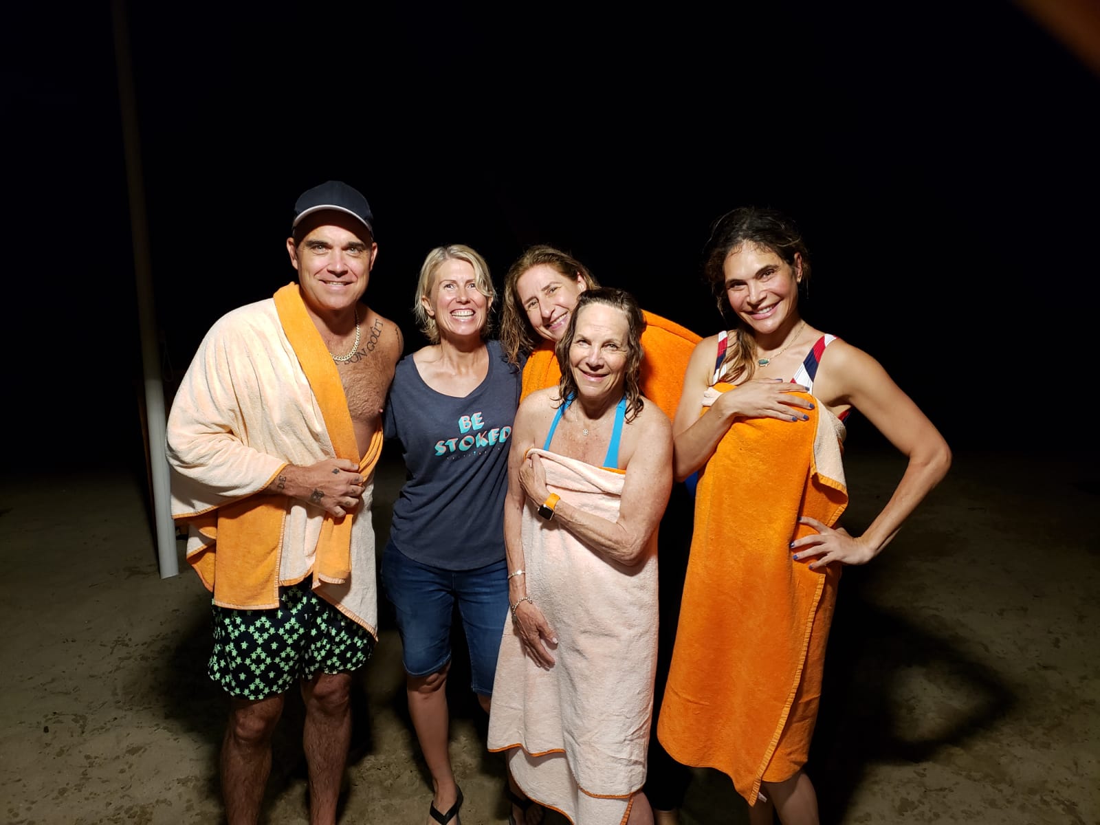 Robbie Williams and Ayda and Gwen – manta rays-1 Robbie Williams and Ayda Field swim with manta rays in Hawaii