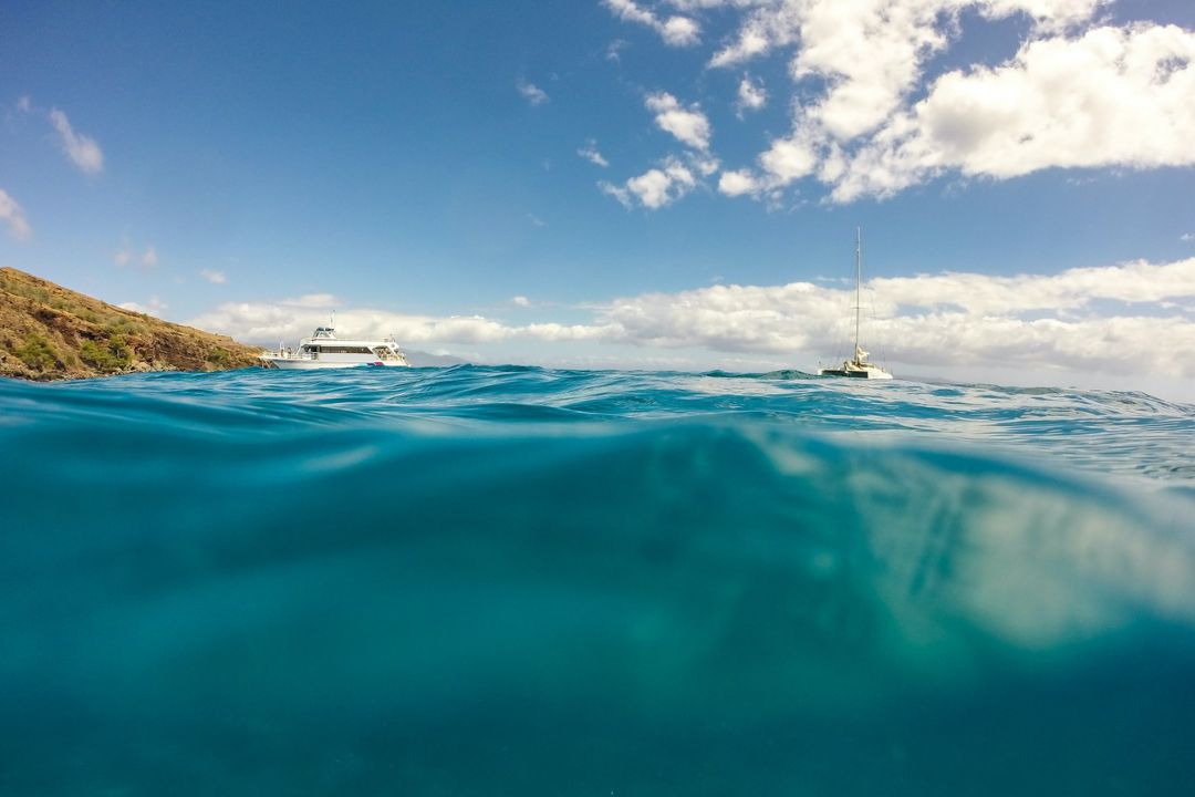 matt flores boats in hawaii Boats engaging in ocean recreation along the coast of Hawaii - illustrating the article about proposed rules and regulations for manta ray tourism