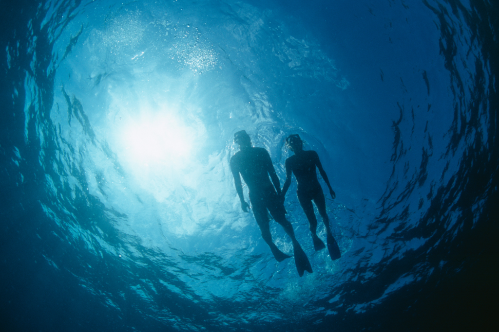 a photo of a couple snorkeling in the ocean to illustrate the article "Risks of snorkeling with manta rays"